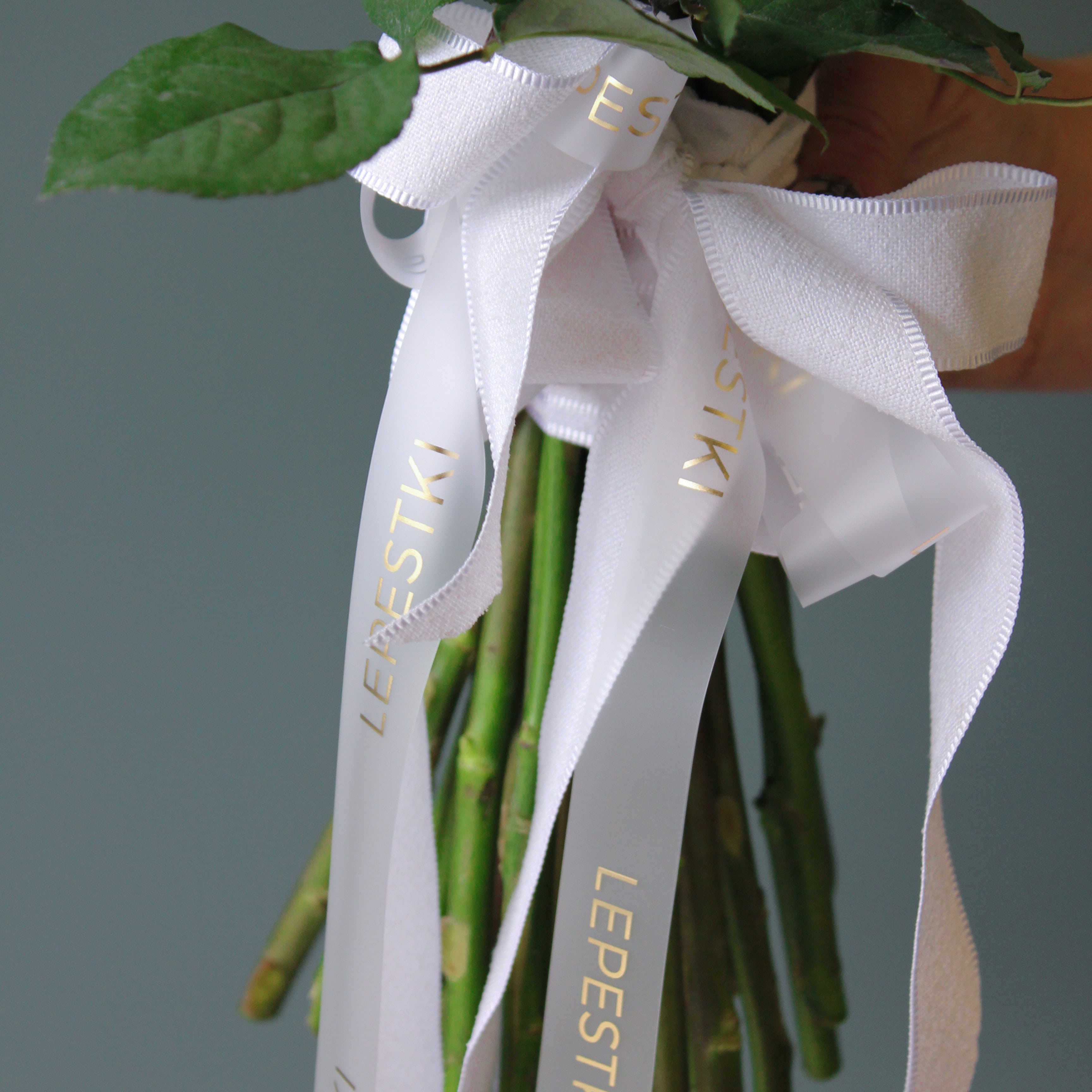 25 пионовидных роз  "White O'Hara" Эквадор